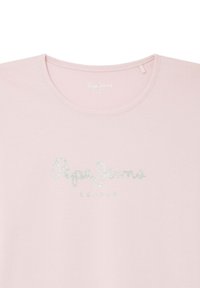 Šviesiai rožinė medvilninė marškinėliai su apvaliu iškirpimu, turi sidabrinį blizgantį logotipą "Pepe Jeans London", esantį centriniame priekyje.