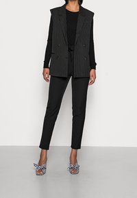 Vero Moda Kalhoty - black
