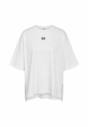 T-shirt blanche surdimensionnée en coton, avec un col rond et des manches courtes. Comprend un petit logo noir sur le devant.