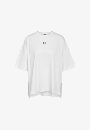 T-shirt blanche surdimensionnée en coton, avec un col rond et des manches courtes. Comprend un petit logo noir sur le devant.