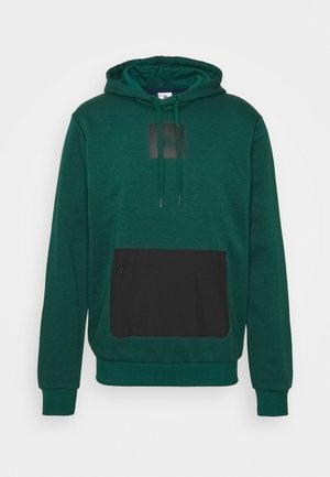 Dunkelgrüner Hoodie mit vorderer schwarzer Reißverschlusstasche und Kordelzügen, mit einem dezenten Logo auf der Brust.