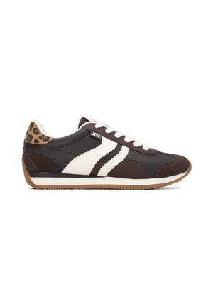 Donkerbruine en zwarte sneaker met witte strepen, witte veters, een bruine zool en een luipaardprintdetail op de hielkraag.