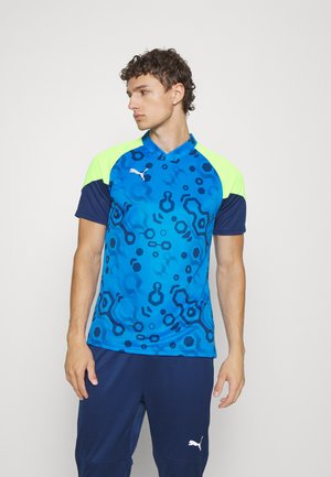 Blauwe sporttrui met gestructureerde patronen, voorzien van neon groene en marineblauwe accenten. Korte mouwen en een kraagontwerp. Gemaakt van ademend materiaal.