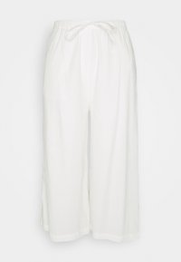 Białe, długości do kolan kuloty o luźnym kroju, wykonane z lekkiego materiału, z elastycznym paskiem w talii i sznurkiem do regulacji.