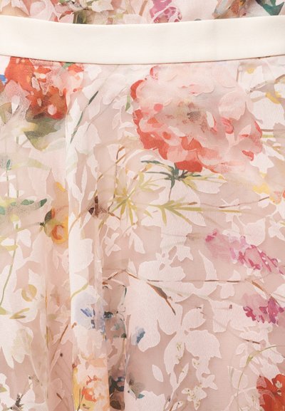 Διαφανές ύφασμα με λουλουδένιο μοτίβο σε ανοιχτό ροζ χρώμα με λευκή επένδυση. Διακοσμημένο με χειροποίητα ζωγραφισμένα λουλούδια σε διάφορα χρώματα σε όλο το ύφασμα.