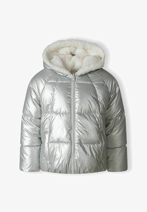 Strieborná puffer bunda s lesklým, prešívaným povrchom, vybavená kapucňou s fleecovým podšívkou a predným zipsom. Zakrivený strih s dlhými rukávmi.