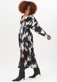 GINI LONDON MONO ABSTRACT PRINT ELASCTICATED WAIST MIDI - Day dress - schwarz