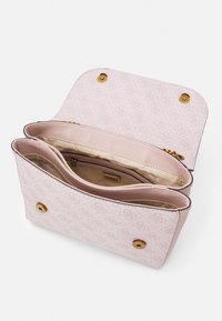 Vaaleanpunainen käsilaukku, jossa on teksturoitu logokuvio, kaksinkertainen napsautussuljenta ja useita osastoja sisällä järjestystä varten.