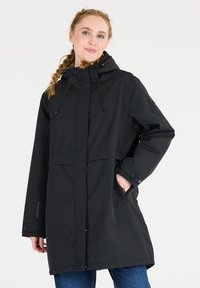 Vattentålig svart parka med huva, framfickor, dragsko i kragen och tryckknappar; slät textur och knälång design.