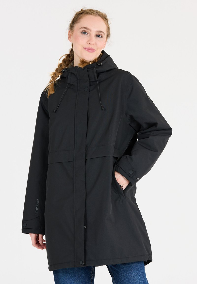 Vattentålig svart parka med huva, framfickor, dragsko i kragen och tryckknappar; slät textur och knälång design.