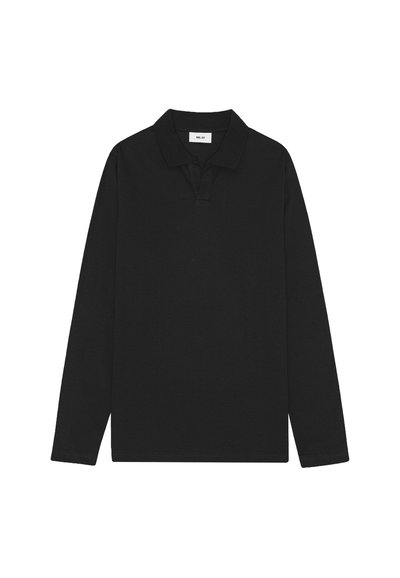 Zwart polo-shirt met lange mouwen, voorzien van een klassieke kraag en een knoopsluiting met drie knopen, plat weergegeven tegen een witte achtergrond.