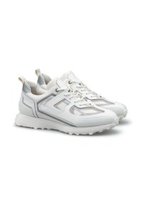 Weiße Sportschuhe aus Mesh und synthetischen Materialien. Mit grauen Akzenten, abgerundeter Spitze und strukturiertem Gummisohle. Ziehschlaufen an der Ferse.