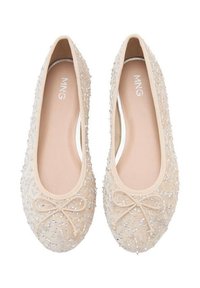 Une paire de ballerines beiges avec des embellissements en sequins et de petits nœuds sur les orteils, présentée de dessus sur un fond blanc.