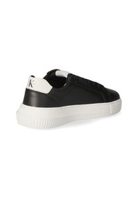 Sneaker nera in pelle con suola in gomma bianca e accentuazione sul tallone. Punta arrotondata, lacci piatti e dettagli con logo in rilievo sul tallone.