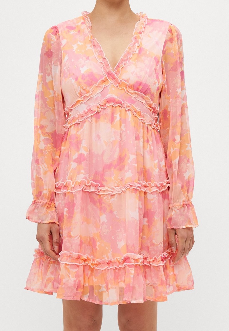 Lichtgewicht jurk met bloemenpatroon in roze en oranje tinten, met ruches, lange mouwen en een geplooid rokgedeelte.