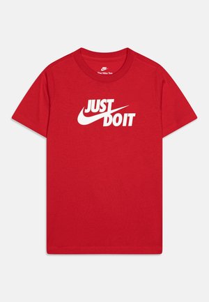 T-shirt Nike rossa a manica corta con scritta bianca "JUST DO IT" e logo swoosh centrato sulla parte frontale.