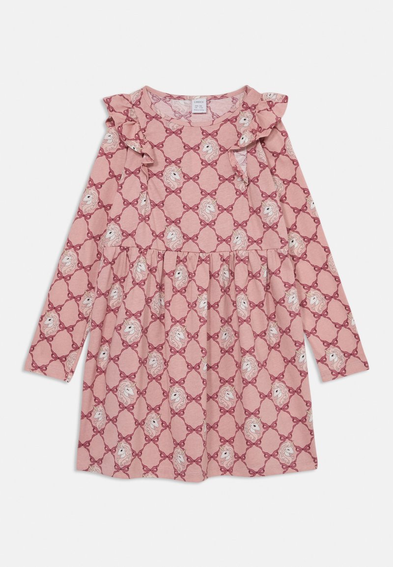 Różowa sukienka z długim rękawem z falbanistym dekoltem oraz powtarzającym się wzorem jednorożców w diamentowym wzorze. Wykonana z miękkiego materiału.