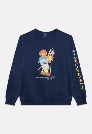 Felpa blu navy con un orsacchiotto in abbigliamento da marinaio che tiene in mano bandiere di segnalazione e la scritta "POLO RALPH LAUREN" con bandiere nautiche stampata sulla manica.