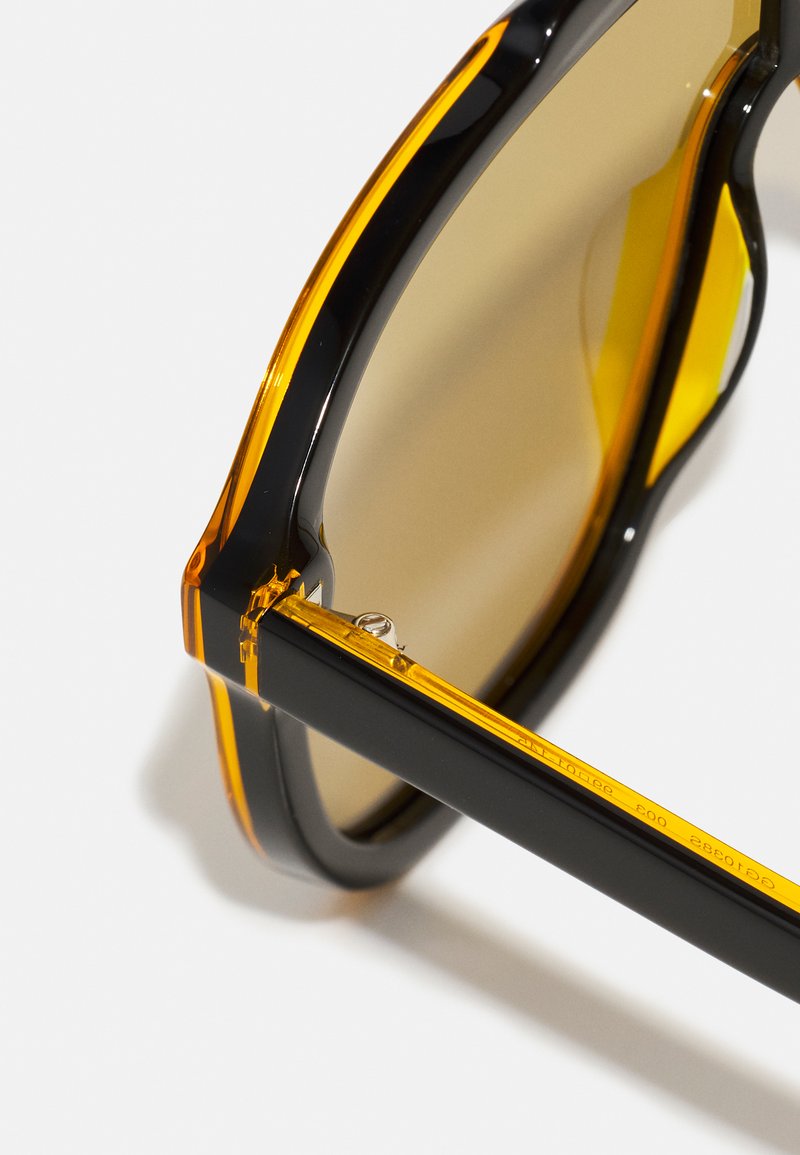 DESIGN - Occhiali da sole squadrati neri con lenti gialle