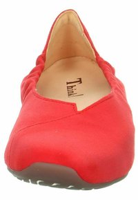 Scarpa piatta rossa con punta appuntita, parte superiore in tessuto morbido e interno beige con logo "Think!" ben visibile all'interno.