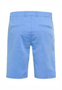 Hellblaue Herrenshorts mit Gesäßtaschen, Gürtelschlaufen und geradem Saum, von hinten auf weißem Hintergrund gezeigt.