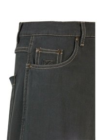 Pantalones de mezclilla gris oscuro con costuras beige contrastantes, que cuentan con un bolsillo trasero con una etiqueta de logo y detalles de remaches metálicos.