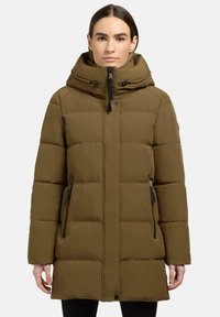 Pufferjakke i olivengrøn med hætte, lynlåslukning foran og sidelommer. Har quiltet design og sorte accenthardware.