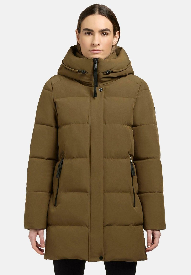 Pufferjakke i olivengrøn med hætte, lynlåslukning foran og sidelommer. Har quiltet design og sorte accenthardware.