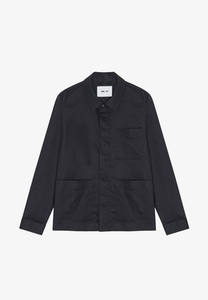 Schwarze Jacke aus glattem Stoff, mit kragenförmigem Ausschnitt, vorderer Knopfverschluss, einer Brusttasche und zwei unteren aufgesetzten Taschen.