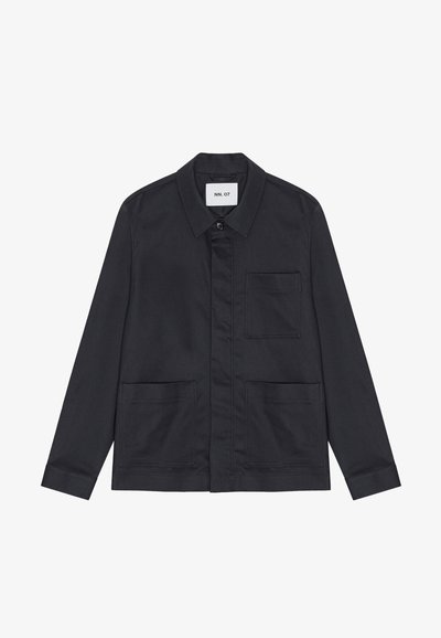 Svart jacka i slät väv, med krage, knäppning fram, bröstficka och två nedre påsydda fickor.