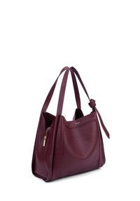Borsa a mano in pelle color bordeaux con superficie testurizzata, manici doppi e scomparto con zip. Presenta un accento annodato su un lato.