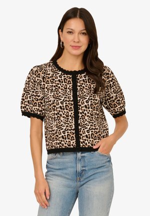 Leopardmuster-Cardigan mit kurzen Puffärmeln, schwarzem Saum und Knopfverschlüssen. Hergestellt aus einem weichen, strukturierten Stoff.