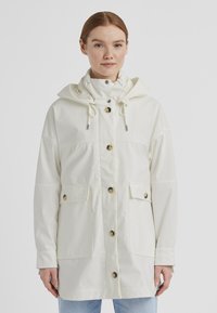 Weiße wasserdichte Jacke mit Kapuze, vorderem Knopfverschluss, zwei Brusttaschen und einem leicht übergroßen Schnitt. Glatte Textur, minimalistisches Design.