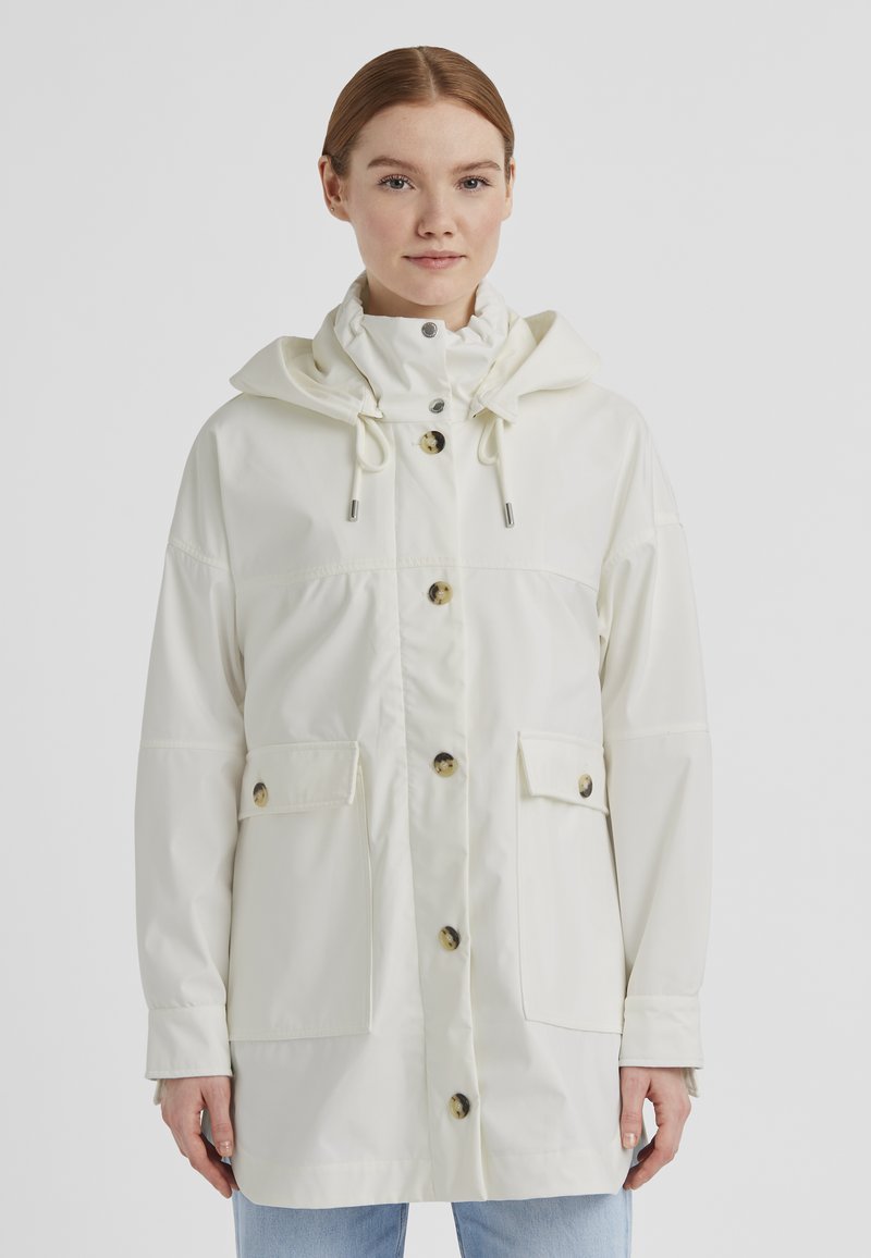 Weiße wasserdichte Jacke mit Kapuze, vorderem Knopfverschluss, zwei Brusttaschen und einem leicht übergroßen Schnitt. Glatte Textur, minimalistisches Design.