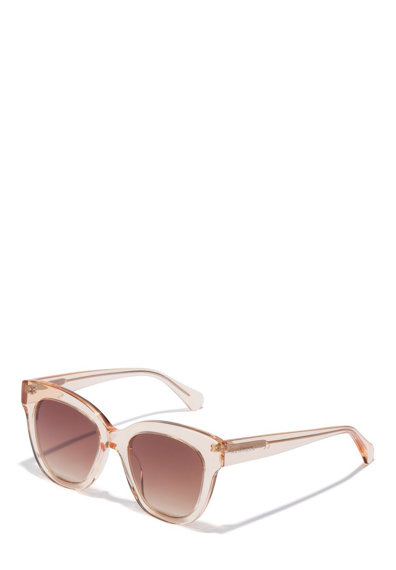 Ochelari de soare tip cat-eye cu un cadru translucid de piersici și lentile maro cu un gradient. Prezintă brațe subțiri cu accente argintii pe balamale.