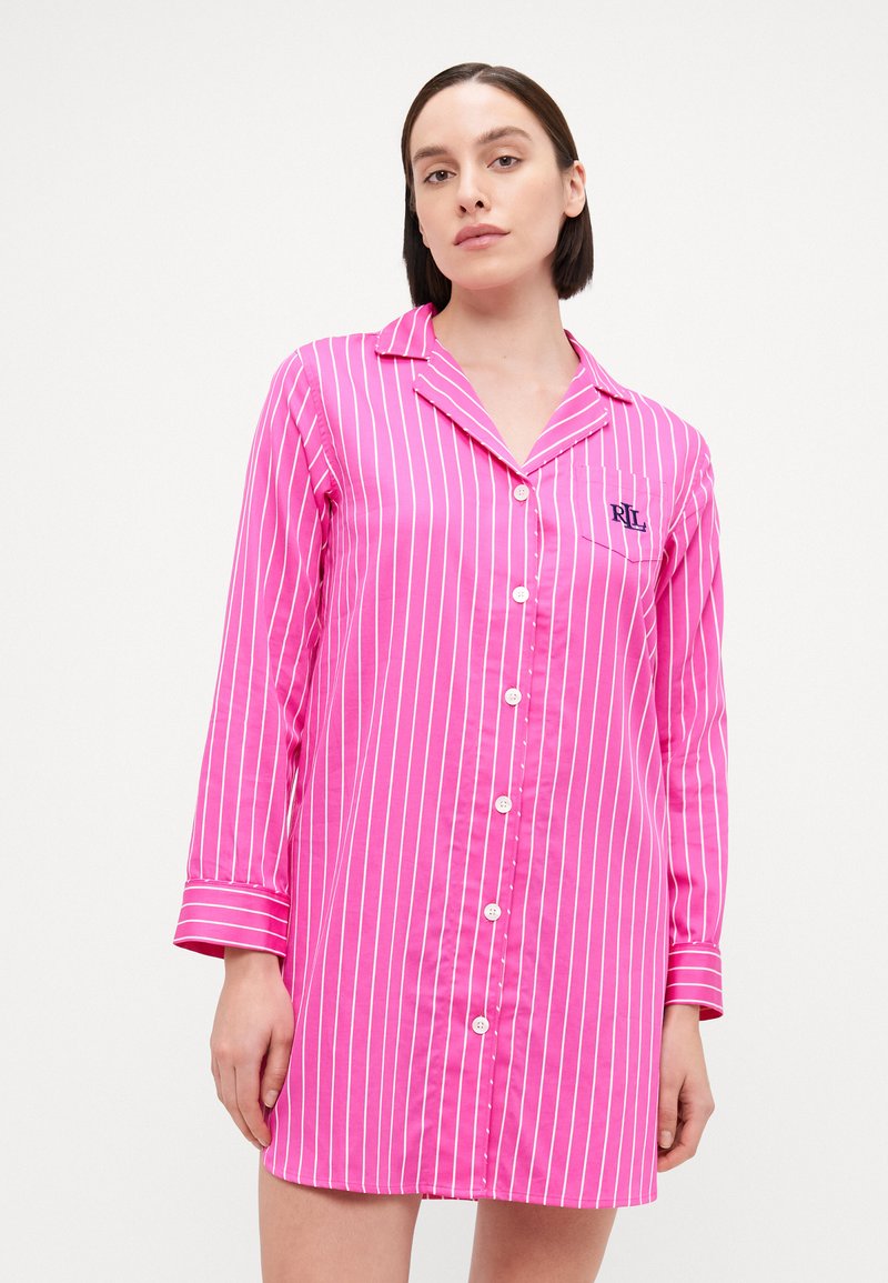 Camisa de noche a rayas rosas con mangas largas, cuello y un bolsillo frontal con un logo bordado. Está hecha de una tela suave y cuenta con cierre de botones.