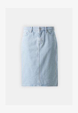 Jupe en denim bleu clair avec une coupe droite, poches avant et une fermeture à bouton unique à la taille. Texture lisse avec un minimum de coutures.