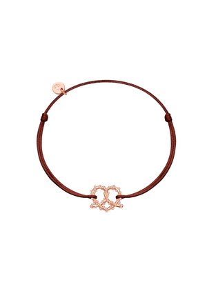 Ciondolo a forma di cuore in tonalità oro rosa su un bracciale in corda intrecciata marrone con chiusura a nodo regolabile e piccolo tag con logo attaccato.