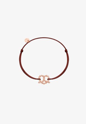 Ciondolo a forma di cuore in tonalità oro rosa su un bracciale in corda intrecciata marrone con chiusura a nodo regolabile e piccolo tag con logo attaccato.
