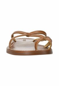 Bruine leren flip-flopsandalen hebben twee gekruiste banden met witte stiksels, een platte zool en een gladde, matte afwerking.