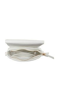 Borsa sintetica bianca con un design strutturato, dotata di due scomparti con zip e una texture liscia. Accenti in metallo dorato.