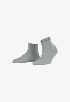 Chaussettes de cheville grises en tissu lisse et extensible. Présentent un bord côtelé et une conception sans coutures au niveau des orteils pour un maximum de confort.