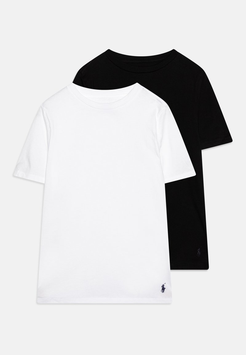 Duas t-shirts de manga curta em algodão, nas cores preto e branco; apresentam um decote redondo e um pequeno logotipo na barra de cada camiseta.