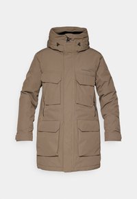 Brun lang parka jakke lavet af tekstureret stof. Har en hætte, flere frontlommer og en lynlås. Simpelt, funktionelt design.