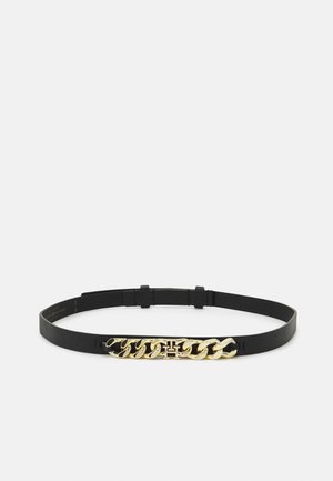 Zwarte leren riem met een gouden kettingdetail en centraal logo-embleem, verstelbaar met een strak minimalistisch ontwerp.