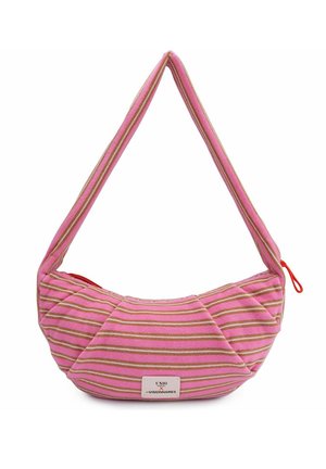 Sac à épaule en tissu rayé rose et beige avec une large bandoulière et une petite étiquette de marque rectangulaire à l’avant.