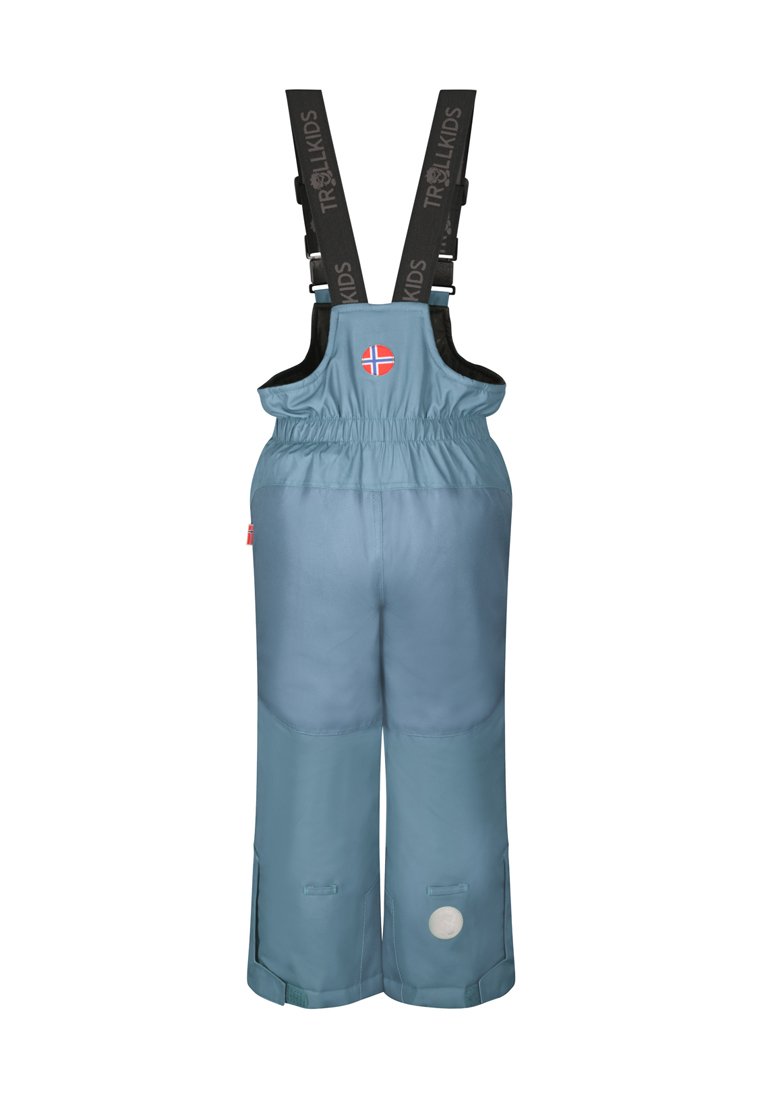 Blaue Regenhose mit verstellbaren schwarzen Schultergurten, elastischer Taille und Seitentaschen. Mit einem kreisförmigen weißen Logo am unteren Bein.