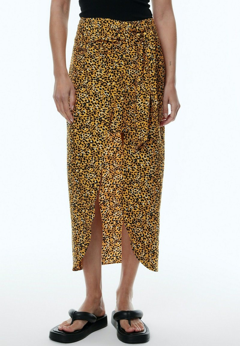 Luipaardprint, gele, middellange wikkelrok met een zijslit, gemaakt van lichtgewicht stof. Vetersluiting op de taille voor een verstelbare pasvorm.