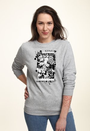Grau Sweatshirt mit einem schwarz-weißen Grafikdesign, das Text und Spritzakzente enthält. Weicher Stoff und gerippte Bündchen.