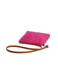 Bolso de hombro de crochet rosa con un patrón circular texturizado y una correa de cuero marrón. Cuenta con un cierre de cremallera. Forma rectangular.